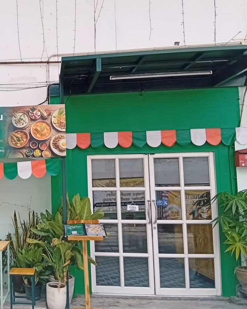 ทางเข้าร้านด้านในร้าน Let's Zaab