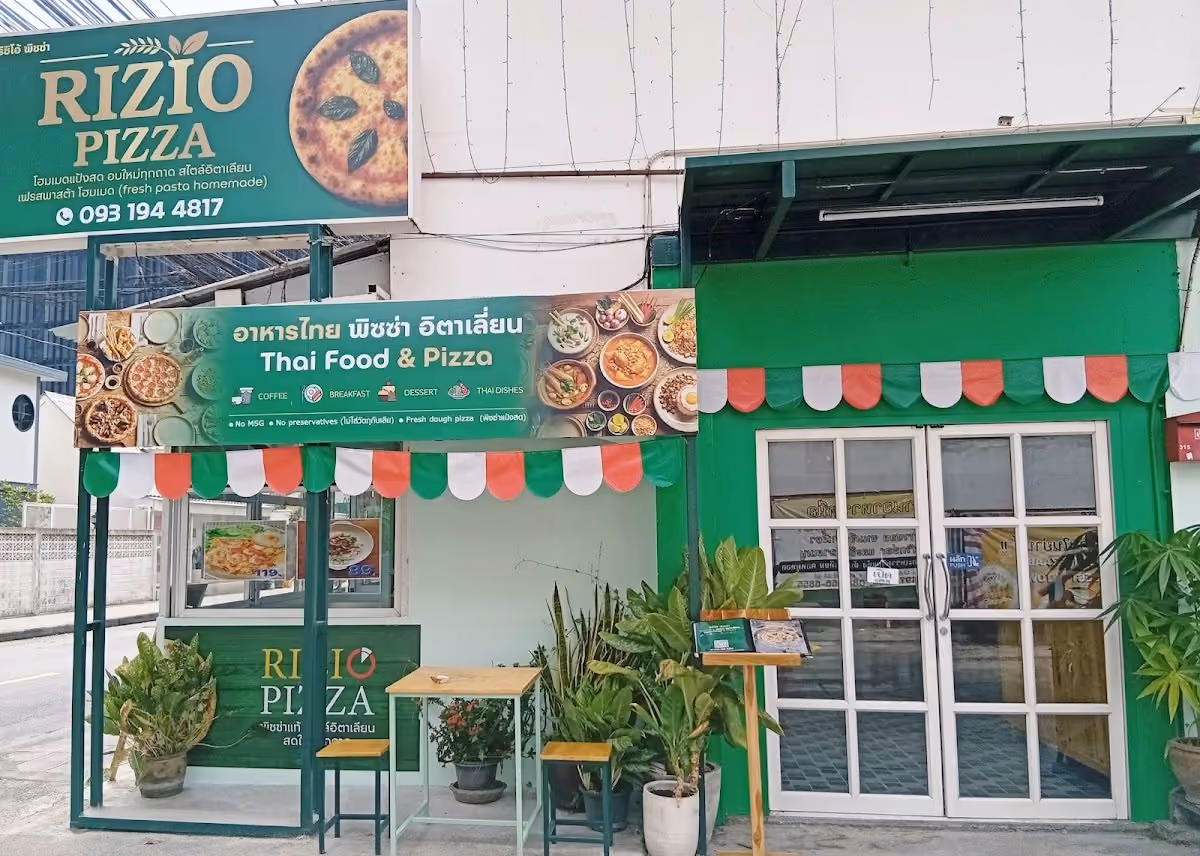 หน้าร้าน Rizio Pizza ผนังสีเขียว กันสาดสามสี